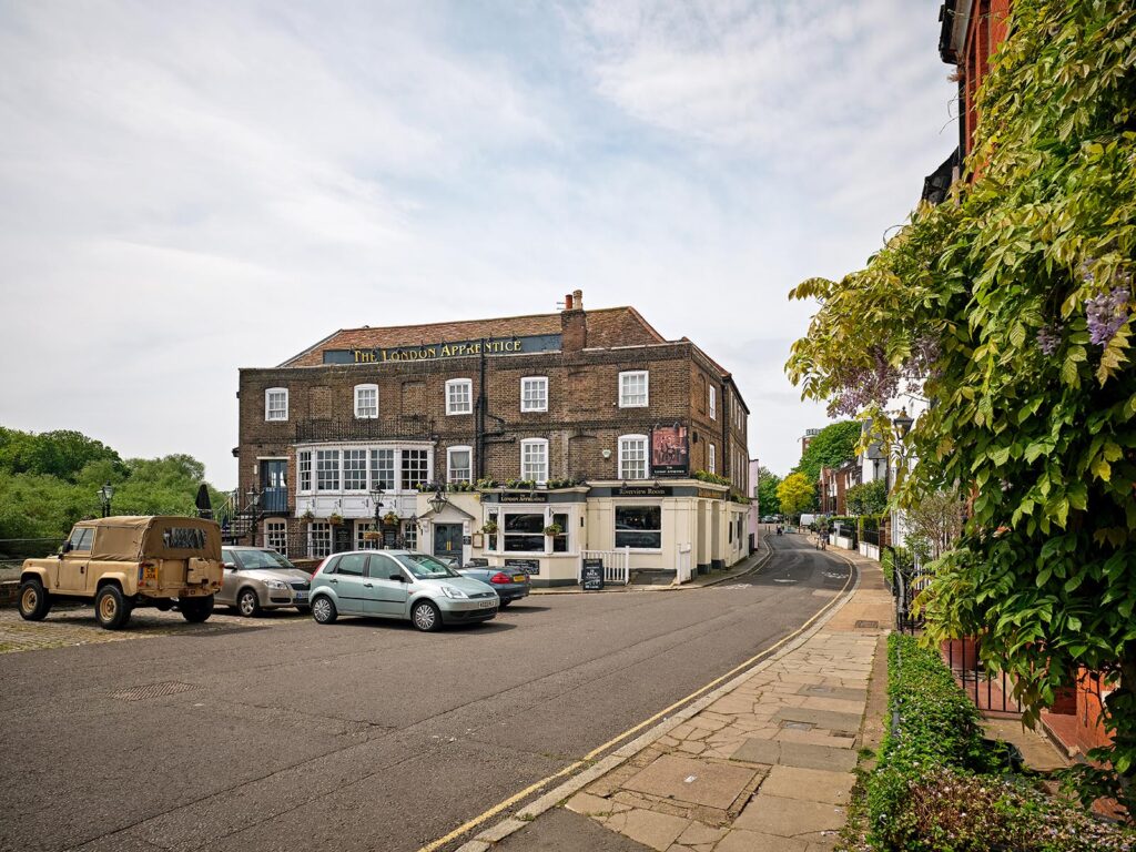 The London apprentice pub with windows from Sashed