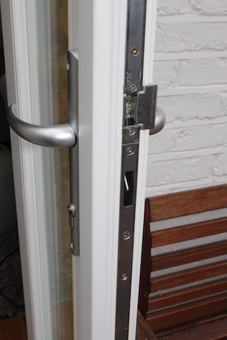 French door hooking shoot bolt