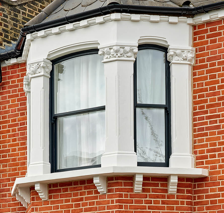 Sash window with arch at head in a bay